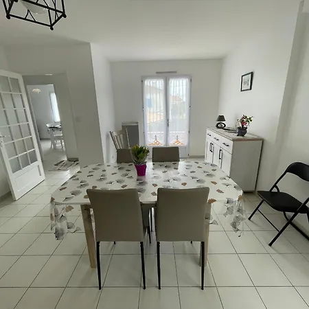 Maison De Avec Jardin, Proche Et Commerces, Parking Prive - - Fr-1-22-370 *